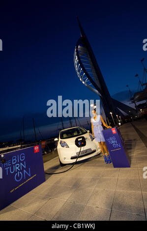 Lunedì 21 maggio alle 21.30, la Gran Bretagna è Got Talent giudice e popstar Alesha Dixon illumina la Spinnaker Tower di Portsmouth, Regno Unito. Per una sola notte la torre è alimentato dalla carica del 100% elettrico Nissan Leaf come parte di Nissan è il grande giro sulla campagna. Foto Stock