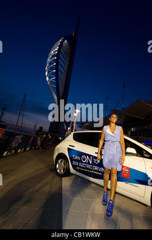 Lunedì 21 maggio alle 21.30, la Gran Bretagna è Got Talent giudice e popstar Alesha Dixon illumina la Spinnaker Tower di Portsmouth, Regno Unito. Per una sola notte la torre è alimentato dalla carica del 100% elettrico Nissan Leaf come parte di Nissan è il grande giro sulla campagna. Foto Stock