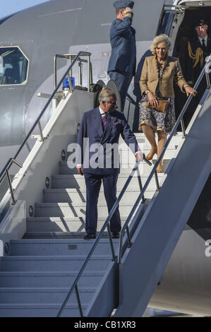 21 maggio 2012 - Toronto, Ontario, Canada - Il principe Carlo e sua moglie Camilla, duchessa di Cornovaglia hanno dato dei calci a fuori la gamba di Ontario del loro tour canadese. (Credito Immagine: © Igor Vidyashev/ZUMAPRESS.com) Foto Stock