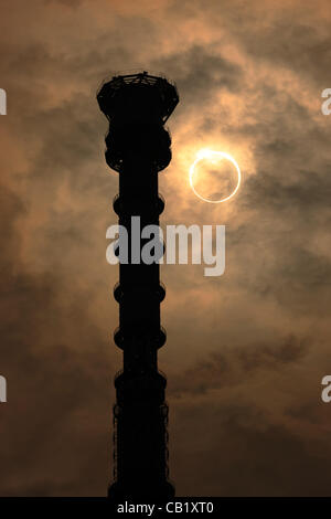 Maggio 21, 2012, Tokyo, Giappone - un elemento anulare eclissi solare è visto dietro il Tokyo Sky Tree a Tokyo il 21 maggio 2012. Tokyo Sky Tree è a 634m è più alte del mondo free-standing torre televisiva e il mondo della 2° edificio più alto. È aperto al pubblico martedì 22 maggio. (Foto di Shigeki Kawakita/A Foto Stock