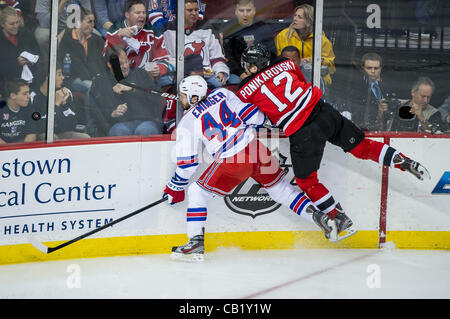 21.05.2012. Newark, NJ, Stati Uniti d'America. New York Rangers defenceman Steve Eminger (44) collide con il New Jersey Devils ala sinistra Alexei Ponikarovsky (12) durante il primo periodo del gioco 4 della Eastern Conference finale tra il New York Rangers e New Jersey Devils a Prudential Center a Newark, Foto Stock