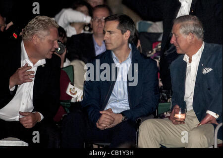 21 maggio 2012 - Toronto, Ontario, Canada - Toronto Mayor ROB FORD, Ontario Premier DALTON MCGUINTY e il Principe Carlo sta guardando il Victoria Day fuochi d'artificio a Toronto. (Credito Immagine: © Igor Vidyashev/ZUMAPRESS.com) Foto Stock