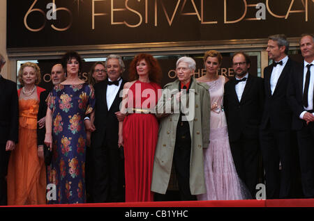 21 maggio 2012 - Cannes, Francia - CANNES, Francia - 21 Maggio: (4L-R) attori Anny Duperey, Pierre Arditi, Sabine Azema, direttore Alain Resnais e attori Anne Consigny, Denis Podalydes, Lambert Wilson e Hippolyte Girardot frequentare il "Vous n'avez Encore Rien Vu' Premiere durante il sessantacinquesimo annuale di Cannes Fil Foto Stock