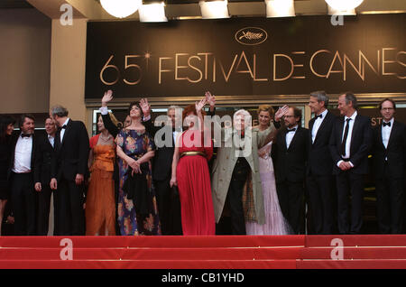 21 maggio 2012 - Cannes, Francia - CANNES, Francia - 21 Maggio: (4L-R) attori Anny Duperey, Pierre Arditi, Sabine Azema, direttore Alain Resnais e attori Anne Consigny, Denis Podalydes, Lambert Wilson e Hippolyte Girardot frequentare il "Vous n'avez Encore Rien Vu' Premiere durante il sessantacinquesimo annuale di Cannes Fil Foto Stock