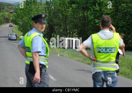 Bus polacco si è schiantato in Rovensko vicino a Sumperk, Repubblica Ceca, martedì 22 maggio, 2012. 7 passeggeri sono rimasti feriti. (CTK foto/Ludek Perina) Foto Stock