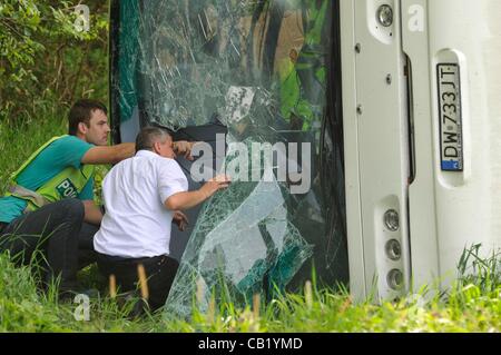 Bus polacco si è schiantato in Rovensko vicino a Sumperk, Repubblica Ceca, martedì 22 maggio, 2012. 7 passeggeri sono rimasti feriti. (CTK foto/Ludek Perina) Foto Stock