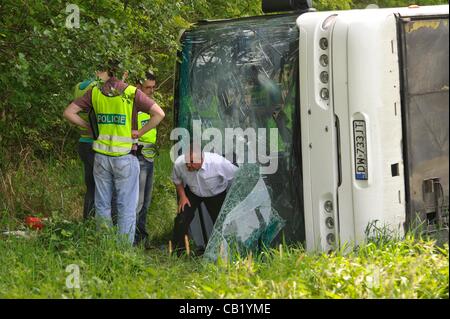 Bus polacco si è schiantato in Rovensko vicino a Sumperk, Repubblica Ceca, martedì 22 maggio, 2012. 7 passeggeri sono rimasti feriti. (CTK foto/Ludek Perina) Foto Stock