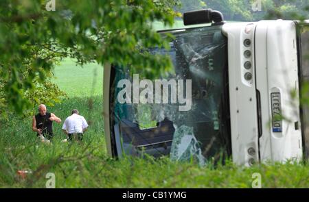 Bus polacco si è schiantato in Rovensko vicino a Sumperk, Repubblica Ceca, martedì 22 maggio, 2012. 7 passeggeri sono rimasti feriti. (CTK foto/Ludek Perina) Foto Stock