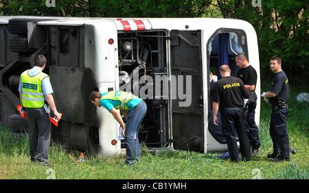 Bus polacco si è schiantato in Rovensko vicino a Sumperk, Repubblica Ceca, martedì 22 maggio, 2012. 7 passeggeri sono rimasti feriti. (CTK foto/Ludek Perina) Foto Stock