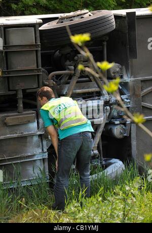 Bus polacco si è schiantato in Rovensko vicino a Sumperk, Repubblica Ceca, martedì 22 maggio, 2012. 7 passeggeri sono rimasti feriti. (CTK foto/Ludek Perina) Foto Stock