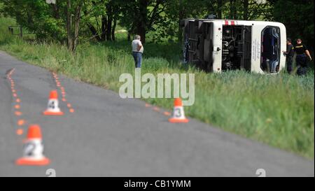 Bus polacco si è schiantato in Rovensko vicino a Sumperk, Repubblica Ceca, martedì 22 maggio, 2012. 7 passeggeri sono rimasti feriti. (CTK foto/Ludek Perina) Foto Stock