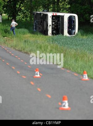 Bus polacco si è schiantato in Rovensko vicino a Sumperk, Repubblica Ceca, martedì 22 maggio, 2012. 7 passeggeri sono rimasti feriti. (CTK foto/Ludek Perina) Foto Stock