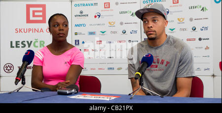 Giamaica il velocista Veronica Campbell-Brown e American sprinter Wallace Spearmon sono visti in una conferenza stampa prima della IAAF World Challenge Golden Spike meeting di atletica a Ostrava, Repubblica Ceca, Martedì 22 Maggio, 2012. (CTK foto/Petr Sznapka) Foto Stock