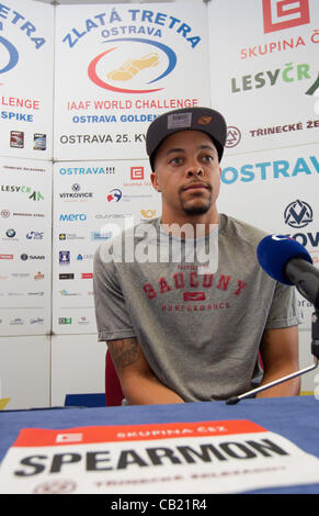 Velocista americano Wallace Spearmon è visto in occasione di una conferenza stampa prima della IAAF World Challenge Golden Spike meeting di atletica a Ostrava, Repubblica Ceca, Martedì 22 Maggio, 2012. (CTK foto/Petr Sznapka) Foto Stock