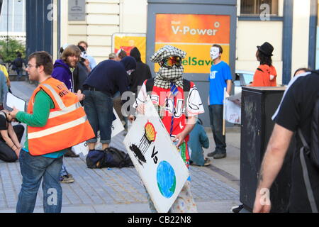 Martedì 22 Maggio 2012 manifestanti arrestare Shell stazione di benzina sulla vecchia strada di Londra Foto Stock