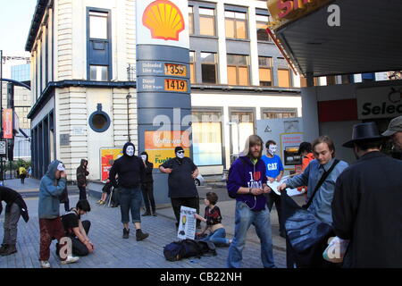 Martedì 22 Maggio 2012 manifestanti arrestare Shell stazione di benzina sulla vecchia strada di Londra Foto Stock