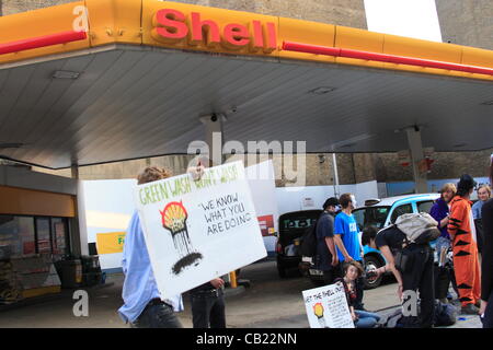 Martedì 22 Maggio 2012 manifestanti arrestare Shell stazione di benzina sulla vecchia strada di Londra Foto Stock