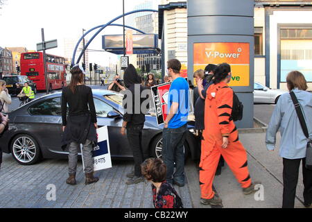 Martedì 22 Maggio 2012 manifestanti arrestare Shell stazione di benzina sulla vecchia strada di Londra Foto Stock