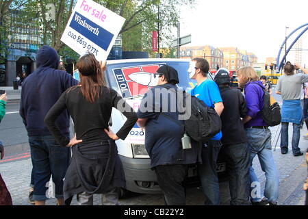 Martedì 22 Maggio 2012 manifestanti arrestare Shell stazione di benzina sulla vecchia strada di Londra Foto Stock