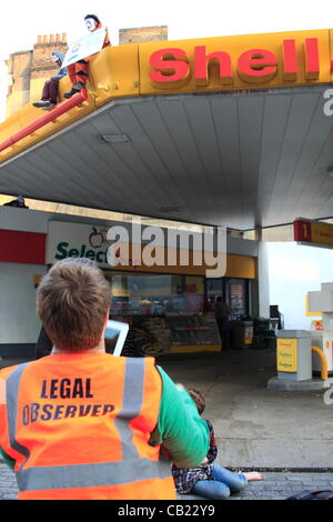 Martedì 22 Maggio 2012 manifestanti arrestare Shell stazione di benzina sulla vecchia strada di Londra Foto Stock