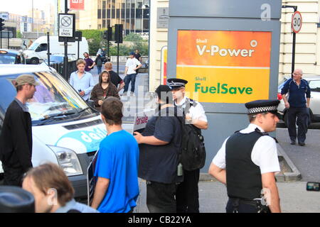 Martedì 22 Maggio 2012 manifestanti arrestare Shell stazione di benzina sulla vecchia strada di Londra Foto Stock