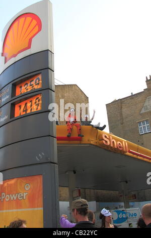 Martedì 22 Maggio 2012 manifestanti arrestare Shell stazione di benzina sulla vecchia strada di Londra Foto Stock