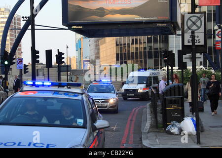 Martedì 22 Maggio 2012 manifestanti arrestare Shell stazione di benzina sulla vecchia strada di Londra Foto Stock