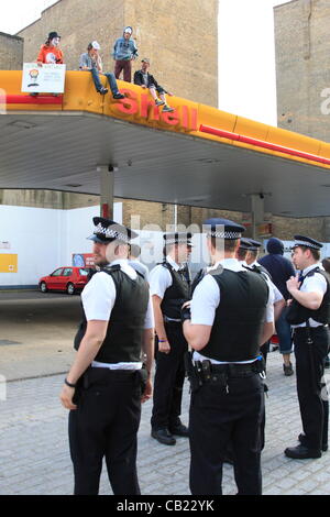 Martedì 22 Maggio 2012 manifestanti arrestare Shell stazione di benzina sulla vecchia strada di Londra Foto Stock