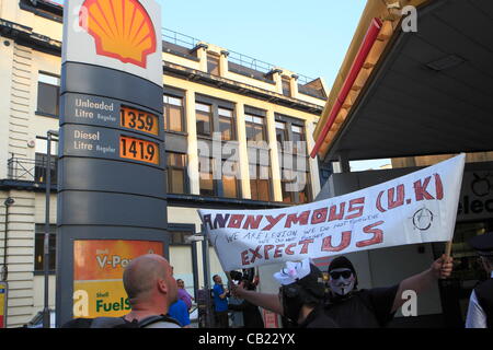 Martedì 22 Maggio 2012 manifestanti arrestare Shell stazione di benzina sulla vecchia strada di Londra Foto Stock