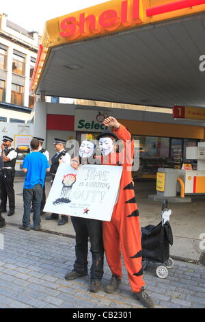 Martedì 22 Maggio 2012 manifestanti arrestare Shell stazione di benzina sulla vecchia strada di Londra Foto Stock