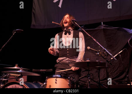 16 maggio 2012 - Richard Danielson, batterista del soulful gruppo rock Vintage guai, esegue la Riviera Theatre di Chicago come atto di supporto per i mirtilli rossi. (Credito Immagine: © Maureen Vana/ZUMAPRESS.com) Foto Stock