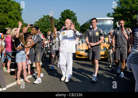 Torcia olimpica team a Longwell Green, Bristol, Regno Unito. Il 22 maggio 2012. Foto Stock