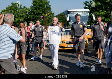 Torcia olimpica team a Longwell Green, Bristol, Regno Unito. Il 22 maggio 2012. Foto Stock