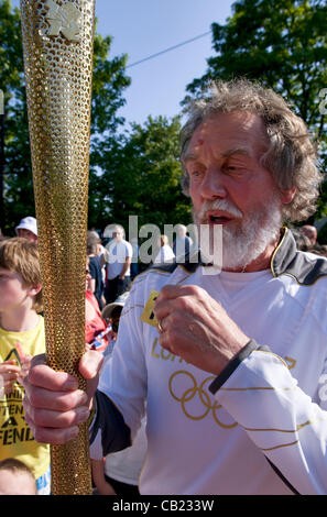 Torcia olimpica team a Longwell Green, Bristol, Regno Unito. Il 22 maggio 2012. Foto Stock