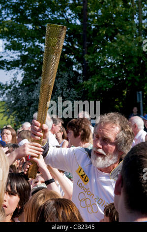 Torcia olimpica team a Longwell Green, Bristol, Regno Unito. Il 22 maggio 2012. Foto Stock