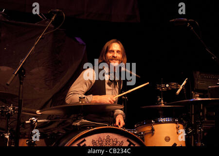 16 maggio 2012 - Richard Danielson, batterista del soulful gruppo rock Vintage guai, esegue la Riviera Theatre di Chicago come atto di supporto per i mirtilli rossi. (Credito Immagine: © Maureen Vana/ZUMAPRESS.com) Foto Stock