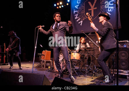 16 maggio 2012 - Nalle Colt (sinistra), Ty Taylor (centro), Richard Danielson (retro), e Rick Barrio Dill (destra), del soulful gruppo rock Vintage guai, esegue la Riviera Theatre di Chicago come atto di supporto per i mirtilli rossi. (Credito Immagine: © Maureen Vana/ZUMAPRESS.com) Foto Stock