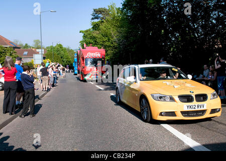 Torcia olimpica team a Longwell Green, Bristol, Regno Unito. Il 22 maggio 2012. Foto Stock