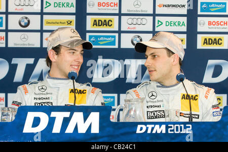 19.05.2012 DTM Round 3, Brands Hatch, Team Mercedes Team Mate s Christian Vietoris (D) e Gary Paffett (GB) durante il post qualifiche conferenza stampa dopo che fissano il secondo posto e pole position rispettivamente nel 2012 il campionato DTM, Brands Hatch, Kent, Inghilterra Foto Stock