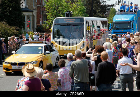 Mercoledì, 23 maggio 2012. Swindon, Wiltshire, Inghilterra, Regno Unito. Sponsor allenatori segnale l imminente arrivo della Torcia Olimpica lungo Bath Road a Swindon, Wiltshire come la folla attende con speranza. Foto Stock