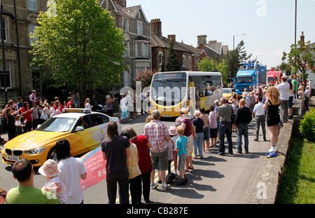 Mercoledì, 23 maggio 2012. Swindon, Wiltshire, Inghilterra, Regno Unito. Sponsor allenatori segnale l imminente arrivo della Torcia Olimpica lungo Bath Road a Swindon, Wiltshire Foto Stock