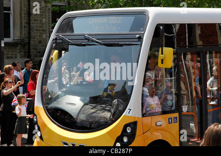 Mercoledì, 23 maggio 2012. Swindon, Wiltshire, Inghilterra, Regno Unito. La Torcia Olimpica autobus passa attraverso Bath Road in Swindon a sventolare la folla. Foto Stock