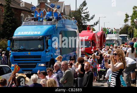 Mercoledì, 23 maggio 2012. Swindon, Wiltshire, Inghilterra, Regno Unito. Sponsor allenatori segnale l imminente arrivo della Torcia Olimpica lungo Bath Road a Swindon, Wiltshire Foto Stock