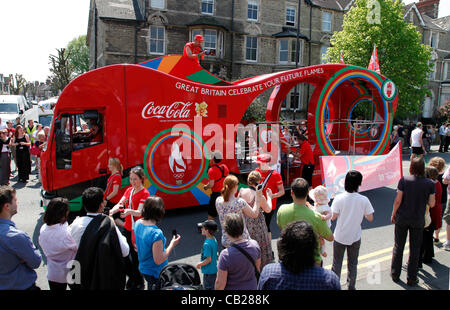 Mercoledì, 23 maggio 2012. Swindon, Wiltshire, Inghilterra, Regno Unito. La Coca-Cola coach segnala l'imminente arrivo della Torcia Olimpica lungo Bath Road a Swindon, Wiltshire. La coca cola è uno degli sponsor della London 2012 Giochi Olimpici. Foto Stock