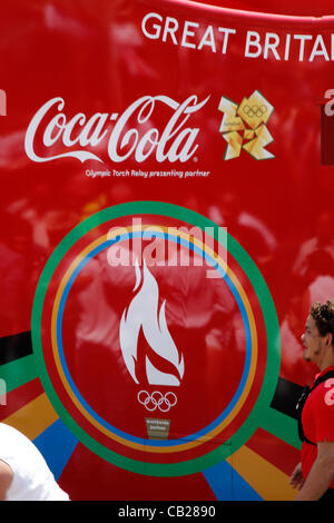 Mercoledì, 23 maggio 2012. Swindon, Wiltshire, Inghilterra, Regno Unito. Un close-up del logo sul pullman Coca-Cola lungo Bath Road a Swindon, Wiltshire. La coca cola è uno degli sponsor della London 2012 Giochi Olimpici. Foto Stock