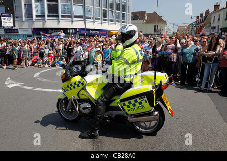 Mercoledì, 23 maggio 2012. Swindon, Wiltshire, Inghilterra, Regno Unito. Pattuglia di polizia moto attende davanti alla torcia Olimpica come la folla lungo le strade nella Città Vecchia, Swindon Foto Stock