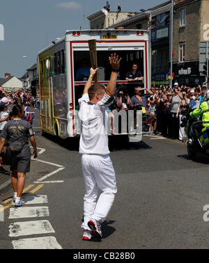 Mercoledì, 23 maggio 2012. Swindon, Wiltshire, Inghilterra, Regno Unito. Un giovane torcia onde portanti per la folla in città vecchia, Swindon Foto Stock