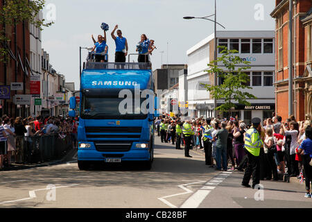 Mercoledì, 23 maggio 2012. Swindon, Wiltshire, Inghilterra, Regno Unito. La Samsung coach segnala l'imminente arrivo della Torcia Olimpica lungo la strada commerciale a Swindon, Wiltshire. Samsung è uno degli sponsor della London 2012 Giochi Olimpici. Foto Stock