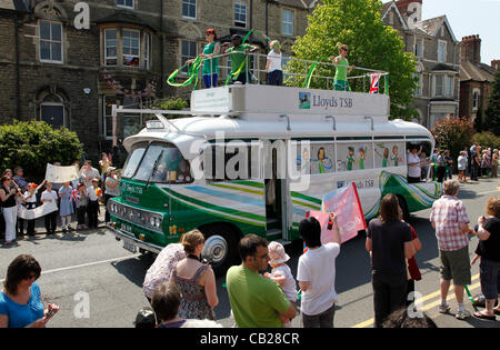 Mercoledì, 23 maggio 2012. Swindon, Wiltshire, Inghilterra, Regno Unito. La Lloyds TSB pulmann lungo Bath Road a Swindon, Wiltshire. Lloyds TSB è uno degli sponsor della London 2012 Giochi Olimpici. Foto Stock