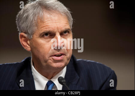 23 maggio 2012- Washington DC, Stati Uniti Secret Service Director Mark Sullivan testimonia davanti al Senato Homeland Security e gli affari governativi Comitato nel corso di una audizione la focalizzazione sul servizio segreto lo scandalo di prostituzione. Almeno otto agenti hanno perso i loro posti di lavoro . Foto Stock